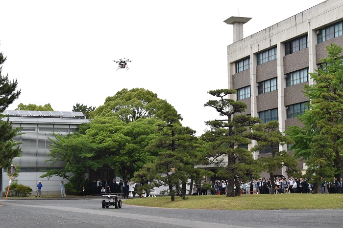 離陸時の画像です。配送ロボットから離れ、浮上しているところです。