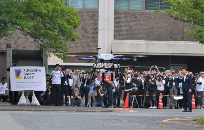 飛んでいるドローンが着陸に向けて降下しているところです。