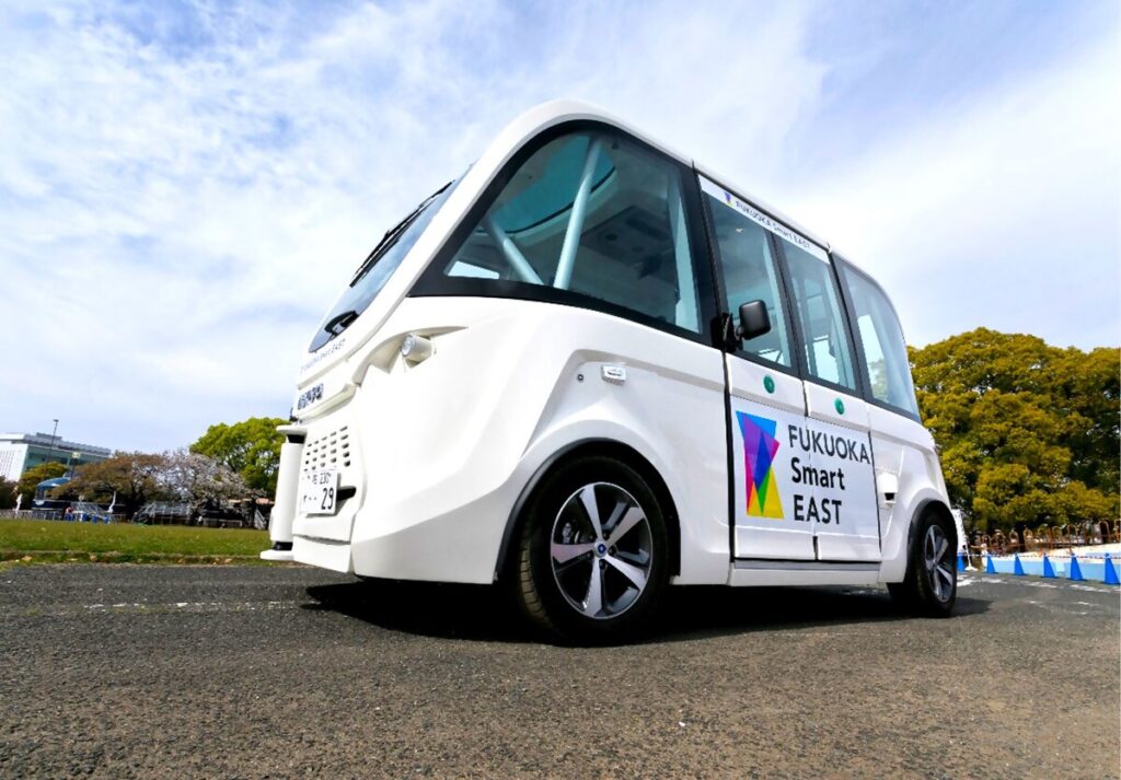 ハンドルのない自動運転小型バスの画像