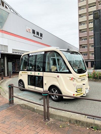 JR箱崎駅前に停車している自動運転バスの車両