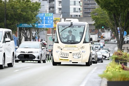 自動運転バスが箱崎のまちを走行している画像